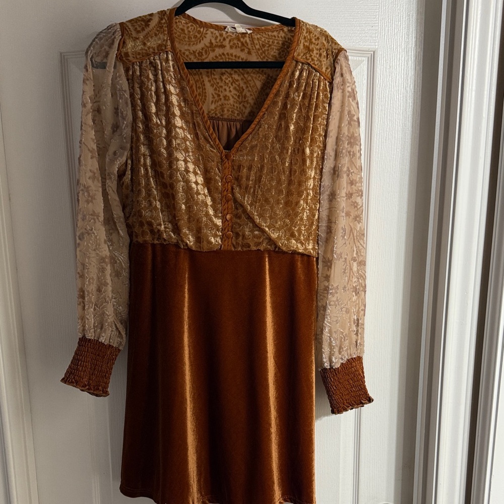 Chic Long Sleeve Dress in Brown and Gold